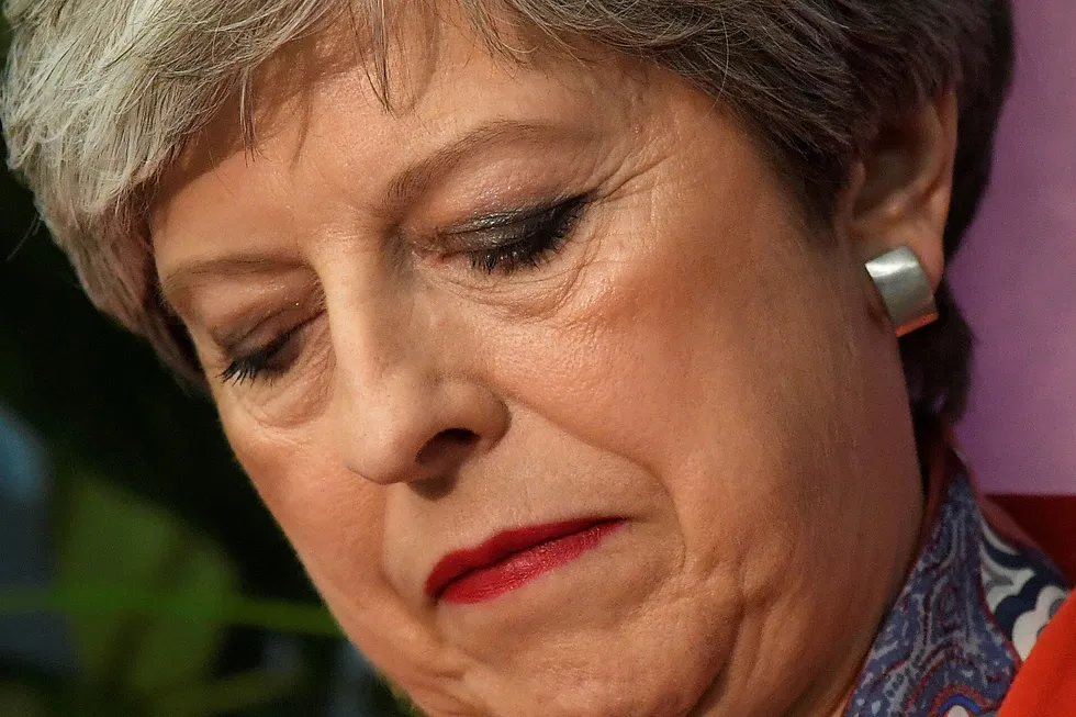 Alt tyder på at Det konservative partiet (Toryene) mister flertallet i parlamentet. Noe som er et stort nederlag for Theresa May, som på bildet følger valgopptellingen. Foto: Toby Melville/Reuters/NTB scanpix