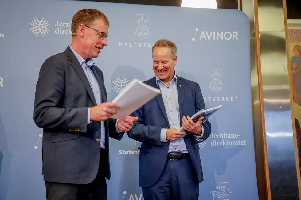 Jernbanedirektør Knut Sletta ber samferdselsminister Jon-Ivar Nygård (Ap) om å droppe Nord-Norge banen, men Nygård vil ikke høre.