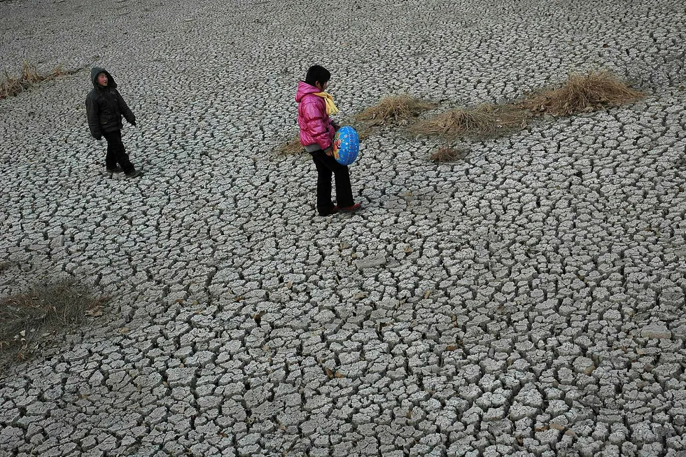 Mange millioner vil trolig komme til å måtte flykte permanent fra sine hjem de neste årene på grunn av naturødeleggelser og klimaendringer. Bildet viser en uttørket dam i byen Tangyin i Kina. Foto: AP Photo/NTB Scanpix