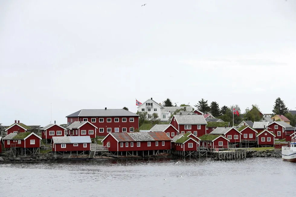 Senterpartiet åpner for turistskatt. Bildet viser Reine i Moskenes kommune i Lofoten, et populært turiststed.