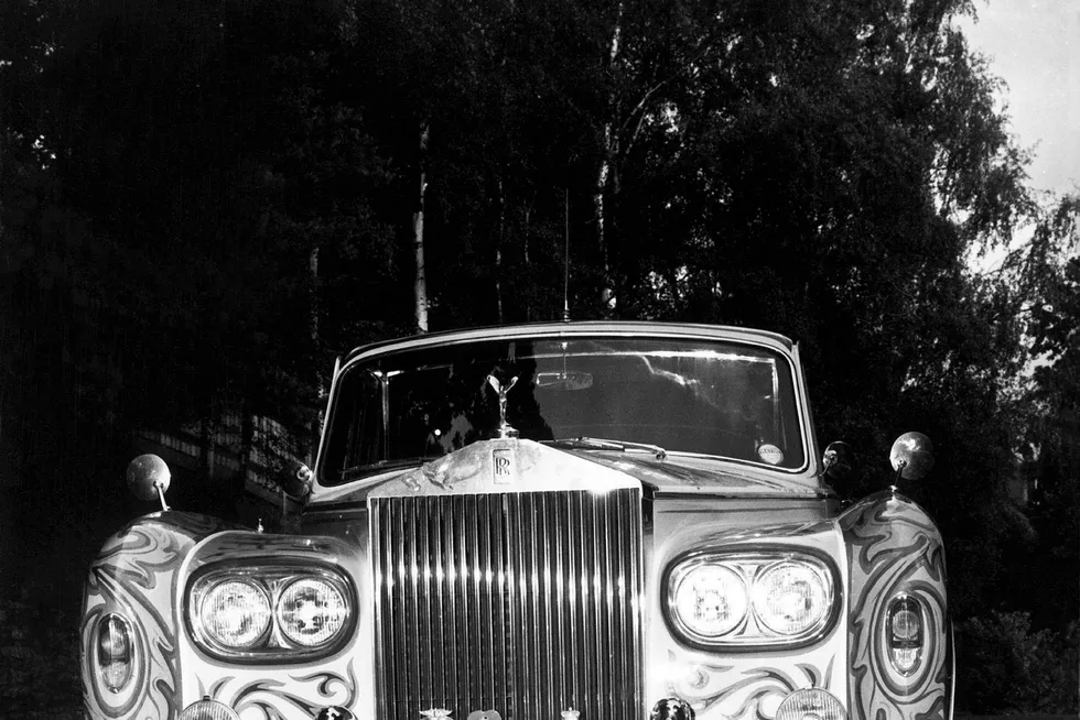 Made in England. Uansett hvor radikal han var, måtte også John Lennon, som det britiske ikon han var, ha sin egen, fornemme Rolls-Royce. Her later han som om han blir overkjørt av den. Foto: Keystone-France/Gamma-Keystone/Getty Images