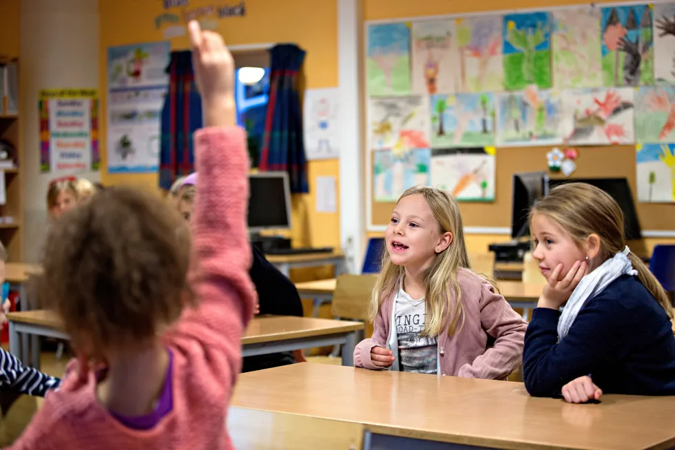 Simen Markussen og Knut Røed har sammenholdt skolekarakterer med foreldrenes inntekt for norske elever født fra 1986 til 2005.