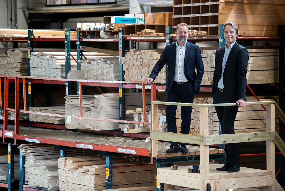 Fra før eier Ferd-selskapet Mestergruppen kjeden XL-bygg i Norge, men nå kommer de også inn som største eier av XL-bygg i Sverige. Her er kategoridirektør Tore Aasen (til venstre) og strategidirektør Håkon G. Kristiansen på byggevarehuset på Vøyenenga i Bærum.