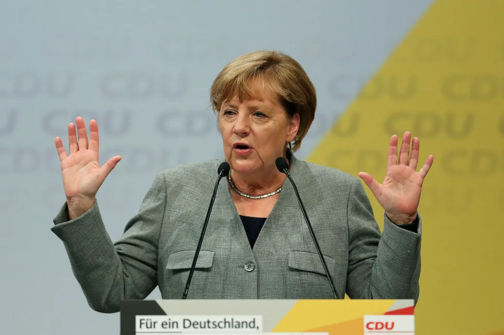 Forbundskansler Angela Merkel holdt en tale i Tyskland lørdag. Der kom hun blant annet med et ultimatum til den kontroversielle bilindustrien i landet. Foto: Ina Fassbender/AP/NTB Scanpix