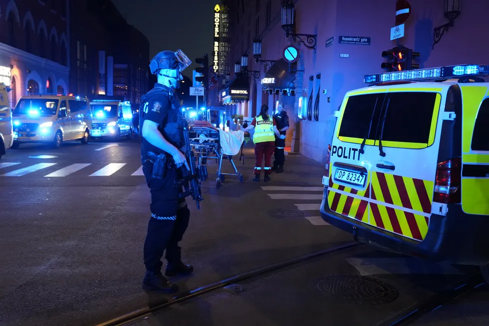 Politi i gatene etter skuddene i Oslo fredag.