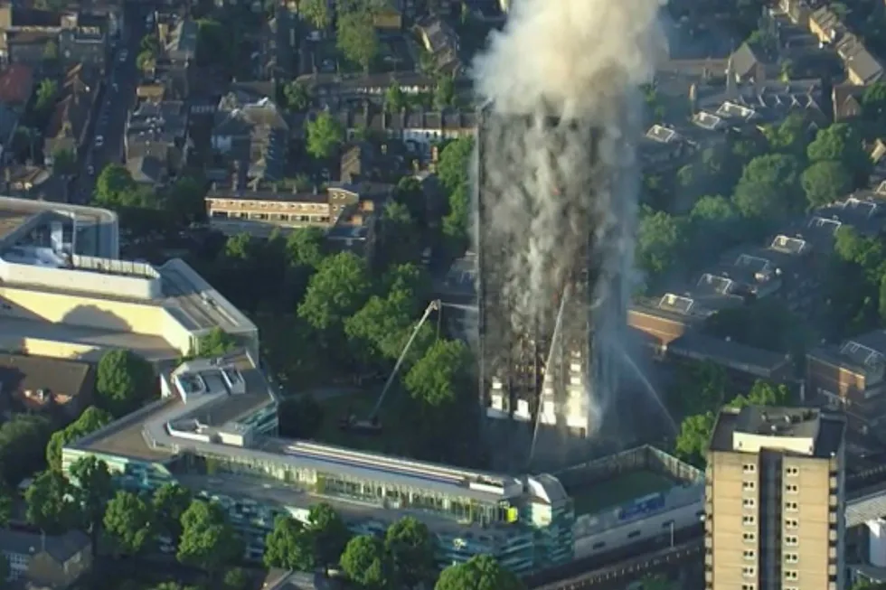 Ifølge BBC var brannen i Grenfell Tower fortsatt ikke helt slukket torsdag morgen. Foto: Sky News via AP / NTB scanpix