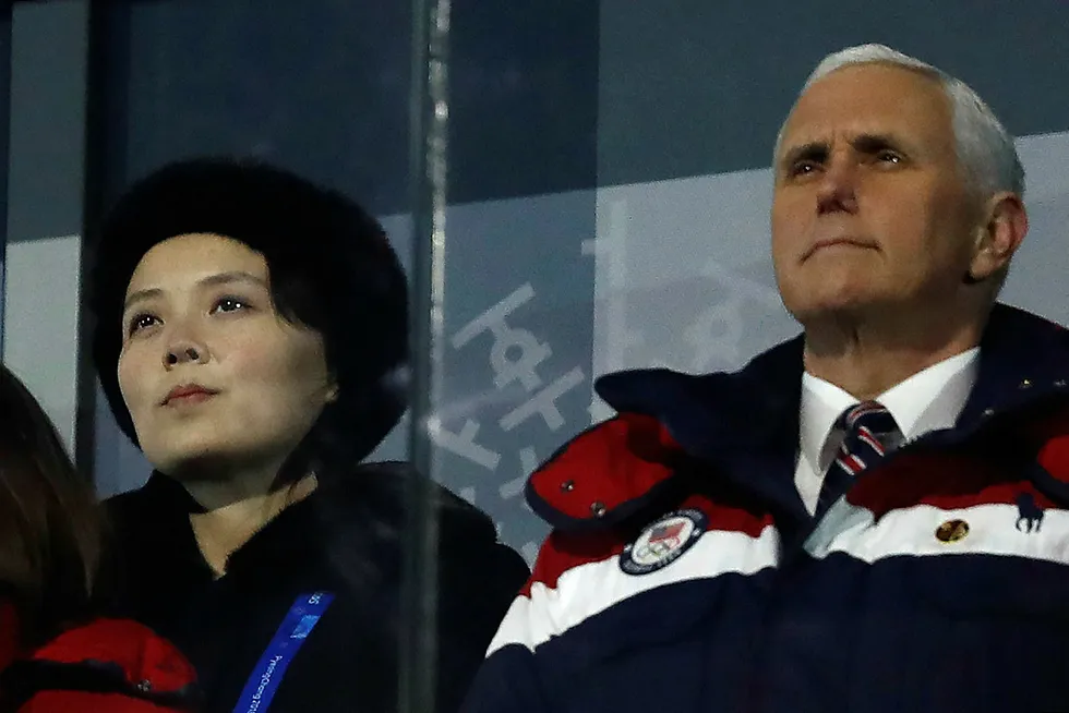 USAs visepresident Mike Pence delte tribune med Kim Yo Jong, søsteren til Nord-Koreas leder Kim Jong Un, under åpningsseremonien til De olympiske leker. Men det var ingen formell kontakt. Foto: Odd Andersen/AFP photo/NTB Scanpix