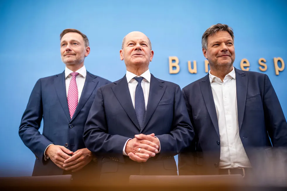 Finansminister Christian Lindner (t.v.), kansler Olaf Scholz og klimaminister Robert Habeck la frem budsjett i juli. Nå vil de kutte mer,