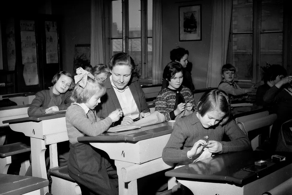 Trendkonsulentene i Kairos Future mener skolen henger fast i fortiden og ikke skjønner at verden er blitt trådløs. Her fra en håndarbeidstime for en ren jenteklasse ved Ruseløkka skole i Oslo i 1955. Foto: NTB Scanpix