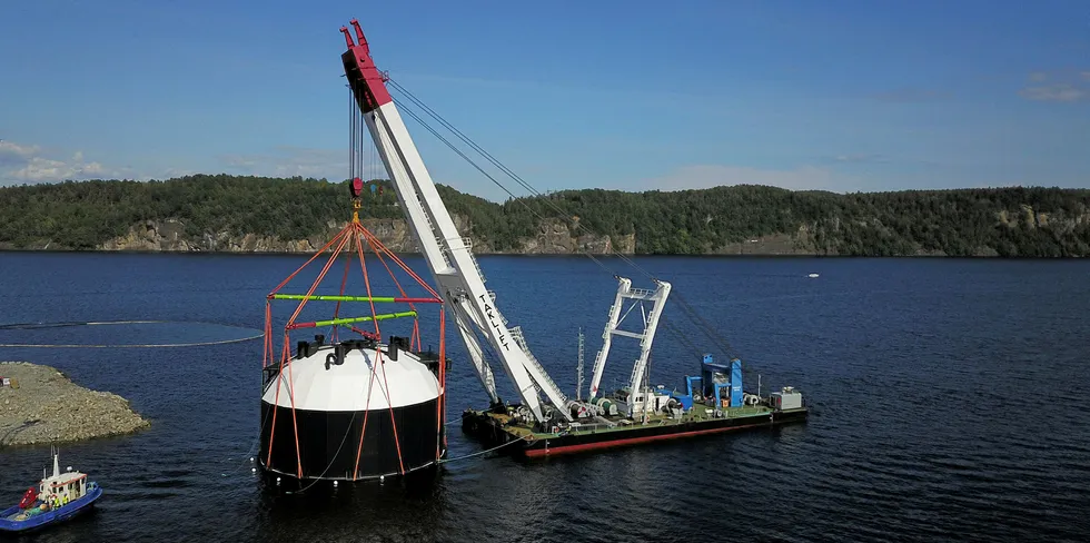 12 av de 50 raskest voksende teknologiselskapene befinner seg innen havbrukssektoren. Ett av dem er Fishglobe. På bildet installeres selskapets teknologien for testing.