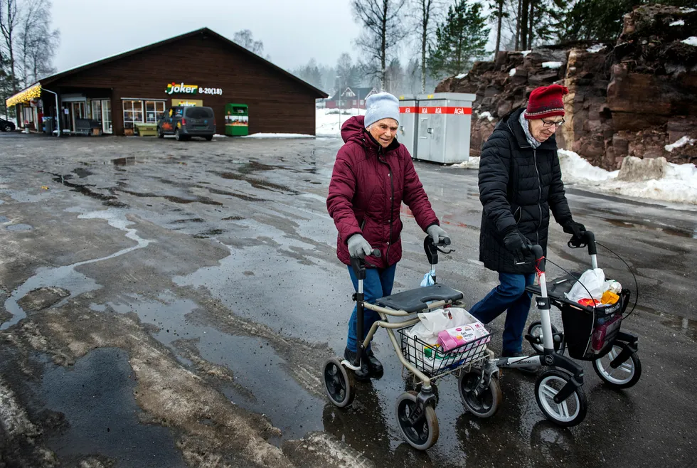 Venninnene Målfrid Moen (til venstre) og Solveig Holmedal er henrykte for Rømskogs eneste butikk og vet ikke hvordan de skulle klart seg uten.