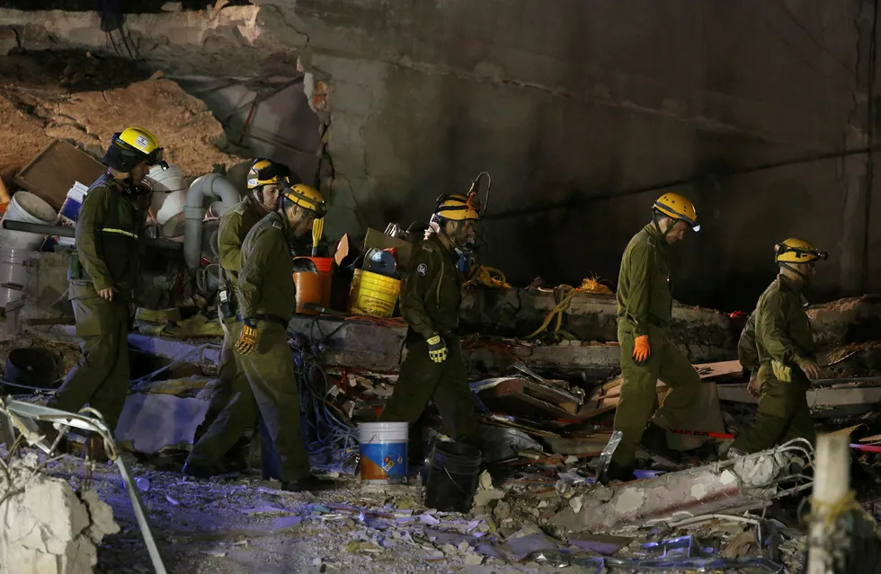 Israelske hjelpemannskaper leter etter overlevende etter en kollapset bygning i Mexico City, som en følge av etterskjelvet lørdag. Foto: REUTERS/Henry Romero