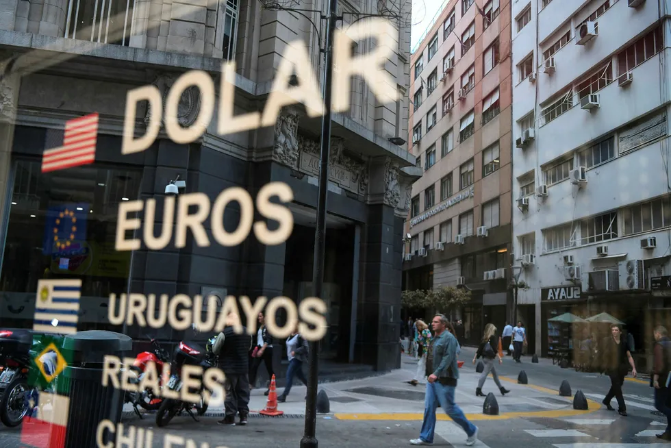 Argentinas regjering innfører valutakontroll ut året.