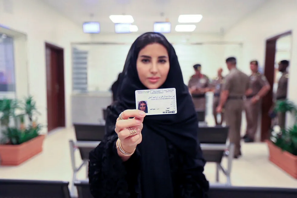Dette bildet, som er sendt ut av det saudiarabiske informasjonsdepartementet, viser Esraa Albuti som viser fram sitt splitter nye førerkort. Men hun får ikke bruke det før 24. juni, når Saudi-Arabias forbud mot at kvinner får kjøre bil, blir opphevet. Foto: AP / NTB scanpix