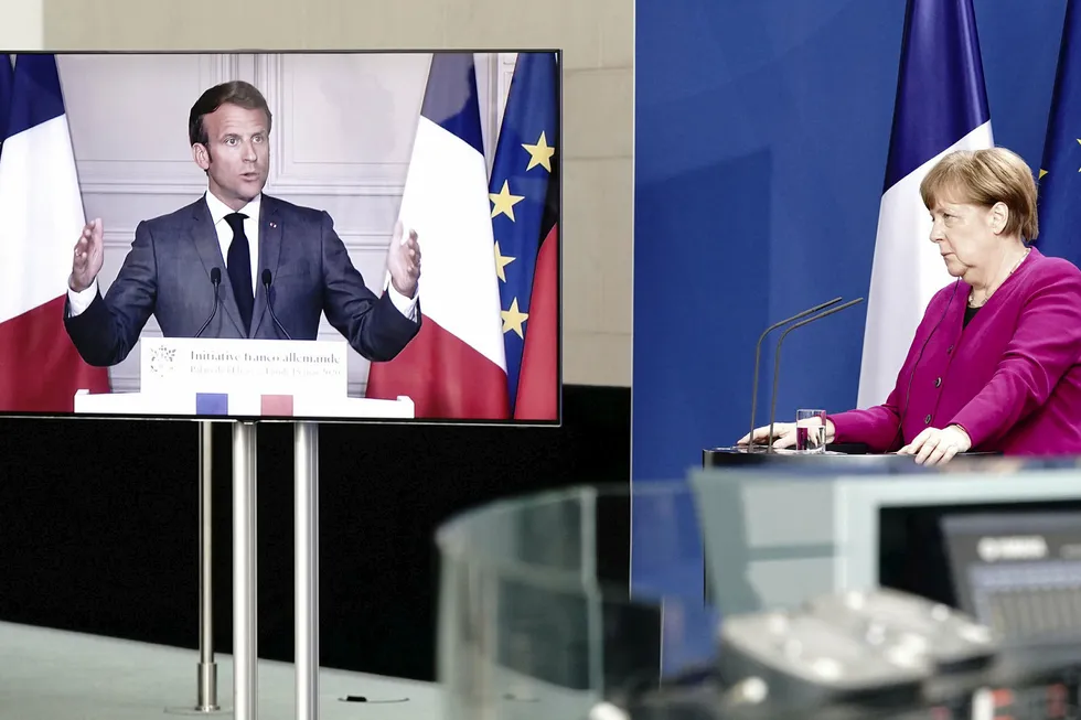 De har en plan. Angela Merkel og Emmanuel Macron skjerm ved skjerm da de lanserte forslag til koronafond mandag.