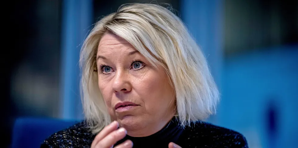 Justis- og beredskapsminister Monica Mæland (H) oppfordrer folk til å ha øynene åpne under årets vinterfiske og melde fra til politiet om lovbrudd.