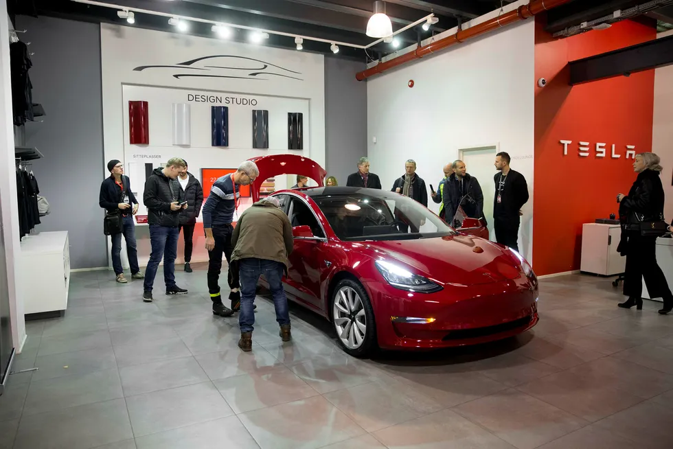 Tysk minister ønsker mer sexy elbiler fra hjemlige produsenter. Her fra lansering av Tesla Model 3 på Skøyen i Oslo.