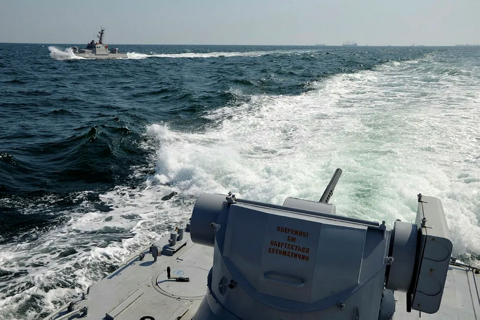 Et bilde skaffet til veie av den ukrainske marinen viser to ukrainske fartøy i farvannet utenfor Krimhalvøya. Søndag skal russiske styrker ha åpnet ild mot en gruppe ukrainske marinefartøy, og to av dem skal være truffet.