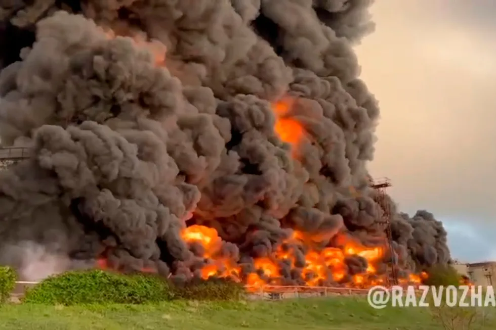 Her brenner et russisk drivstofflager ved Sevastopol på Krimhalvøya, etter et ukrainsk droneangrep. Men råvareanalytiker mener hendelser som dette i liten grad påvirker oljeprisen.