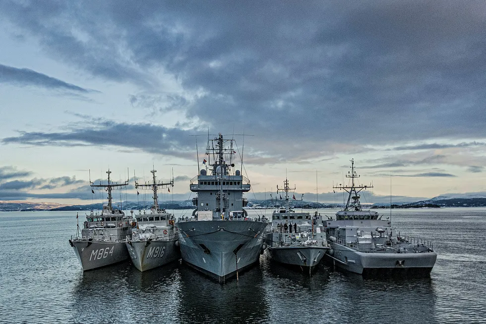 Vi er alle i hver vår båt, men vi seiler i formasjon mot et felles mål, skriver artikkelforfatteren som har bakgrunn fra Natos stående minerydderstyrke, her i Oslofjorden.