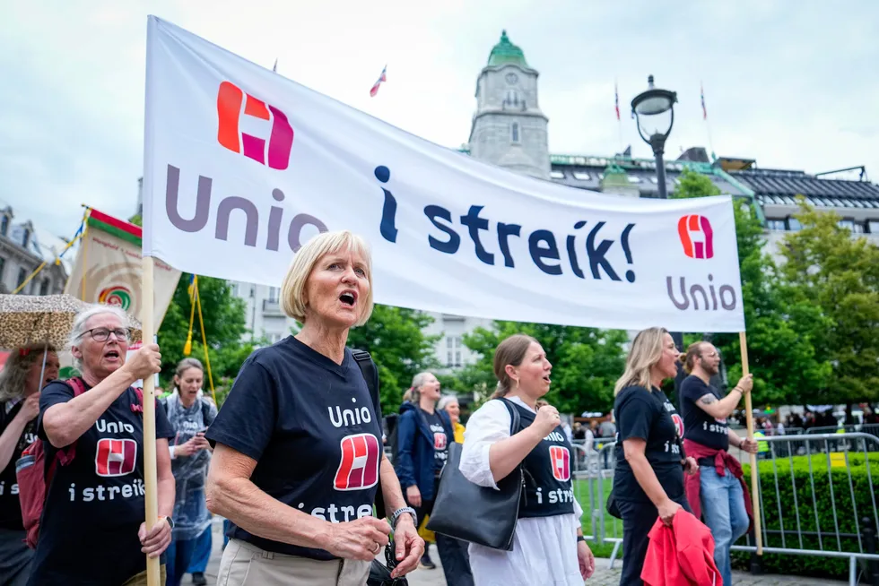 Unio-leder Ragnhild Lied under streikemarkeringen til Unio og Akademikerne foran Stortinget i Oslo tirsdag.
