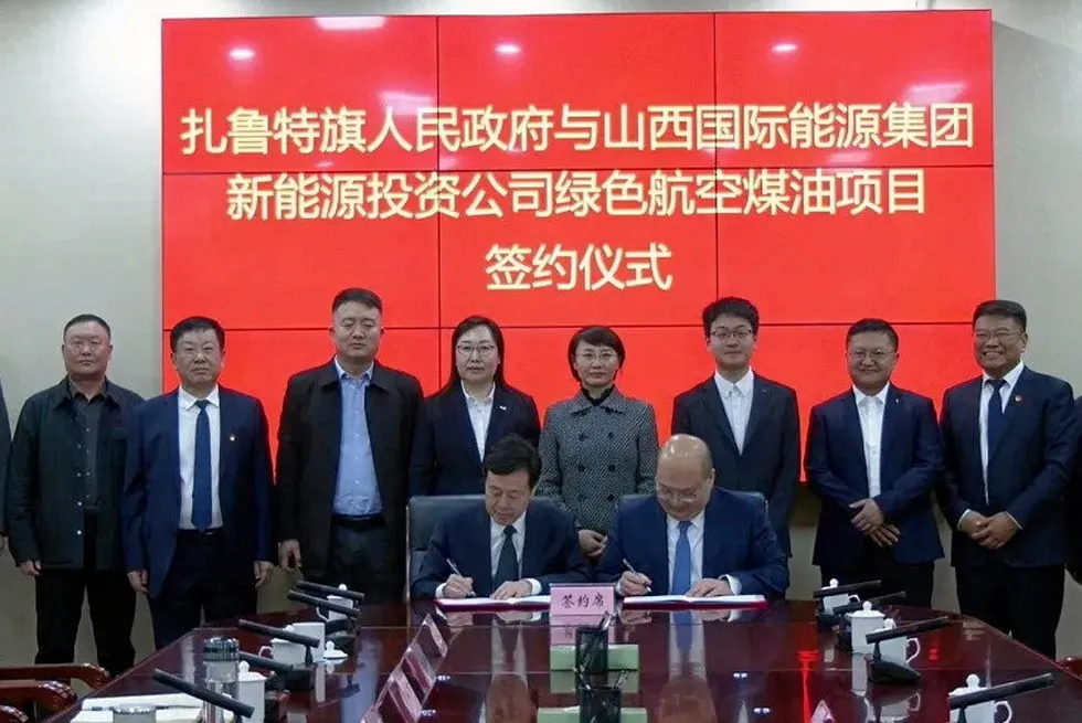 A photo of the signing ceremony between the People's Government of Jarud Banner and Shanxi International Energy Group New Energy Investment Company.