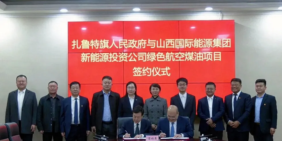 A photo of the signing ceremony between the People's Government of Jarud Banner and Shanxi International Energy Group New Energy Investment Company.