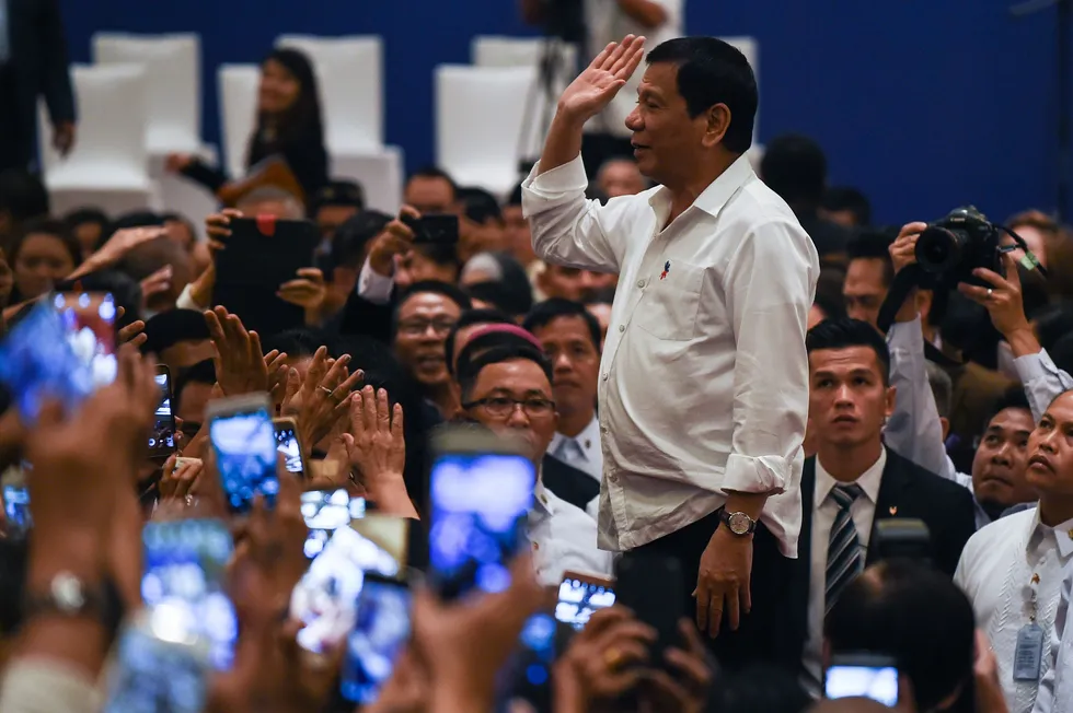 Filippinenes Rodrigo Duterte ga umiddelbart klarsignal for at politi kunne skyte for å drepe dersom de følte seg truet av narkotikabander, da han ble president. Foto: AFP