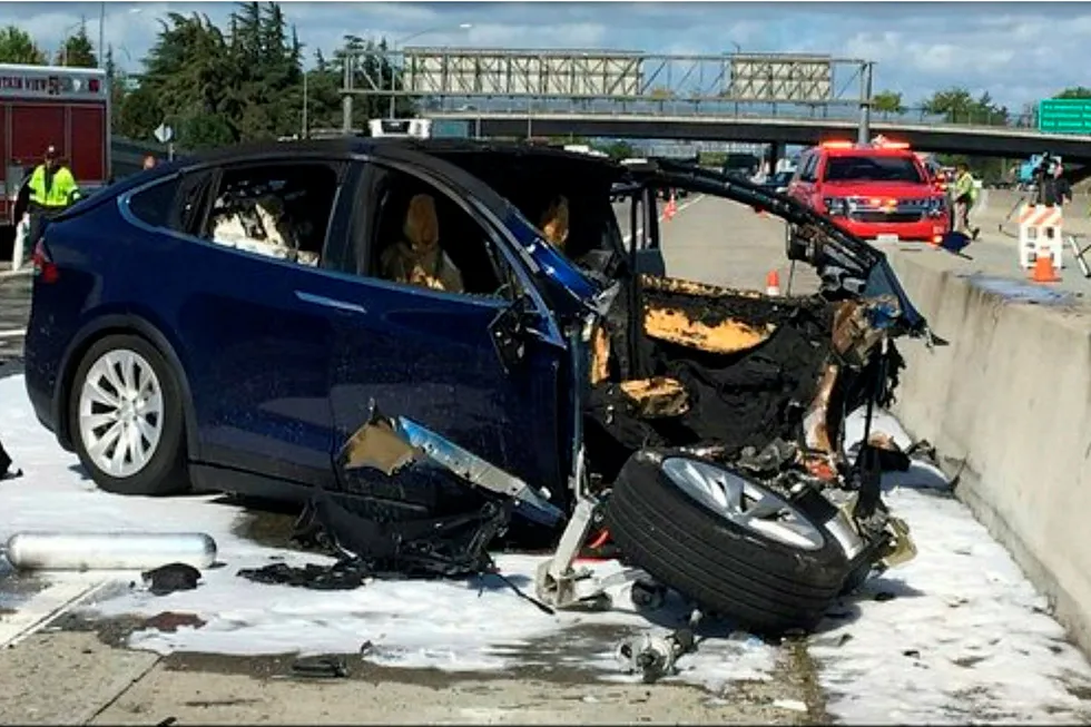 En Tesla Model X på autopilot traff midtrabatten på en vei i Mountain View i California i slutten av mars. Den mannlige sjåføren døde av skadene. Nå er Tesla kastet ut av en granskingskommisjon. Foto: KTVU via AP/NTB Scanpix