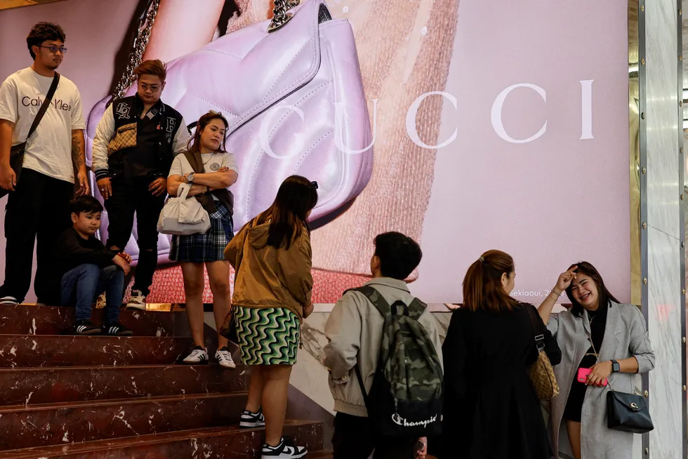 Gucci har åpnet luksusutsalg over hele Asia. Omsetningen ventes å falle med 20 prosent i inneværende kvartal i Asia. Kinesiske forbrukere er forsiktige og har strammet kraftig inn på luksusforbruket. Her fra et Gucci-utsalg i Tsim Sha Tsui i Hongkong.