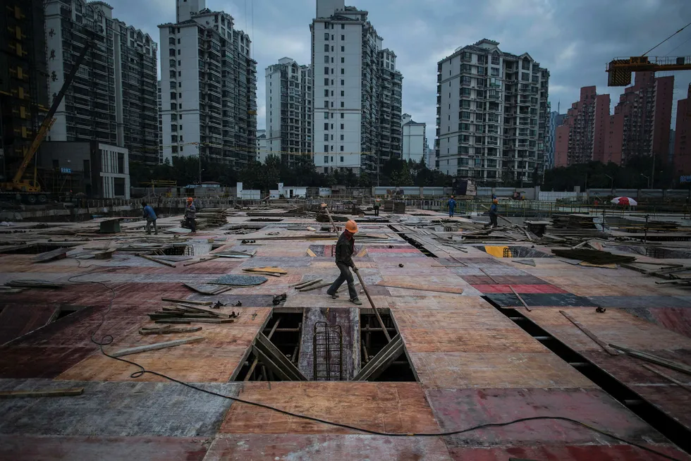 Kredittvurderingsbyrået Moody's er bekymret over den galopperende gjeldsveksten i Kina og har foretatt den første nedgraderingen siden 1989 på onsdag. Utsiktene blir sett på som stabile etter en svekkelse i den økonomiske veksten de siste ti årene. Foto: Johannes Eisele/AFP/NTB Scanpix