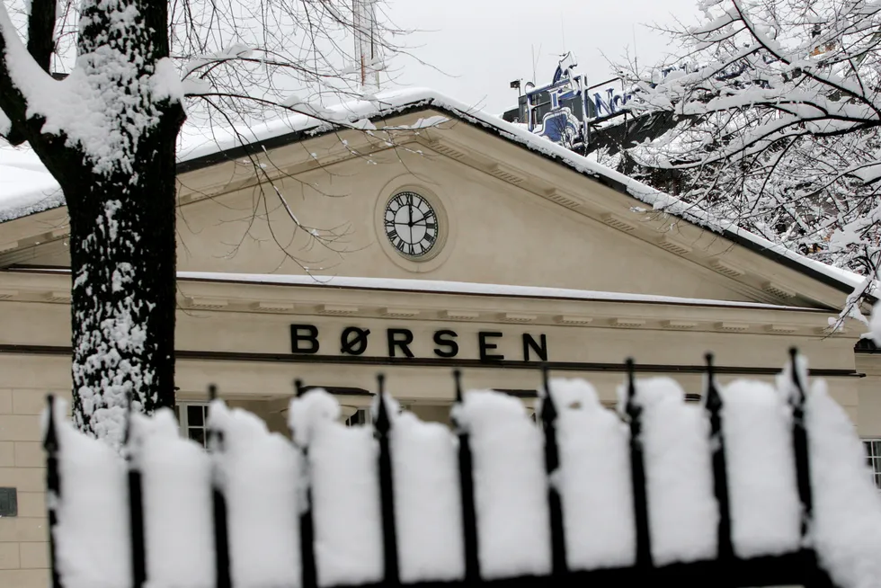 Hovedindeksen på Oslo Børs faller rundt 0,6 prosent fra start torsdag.
