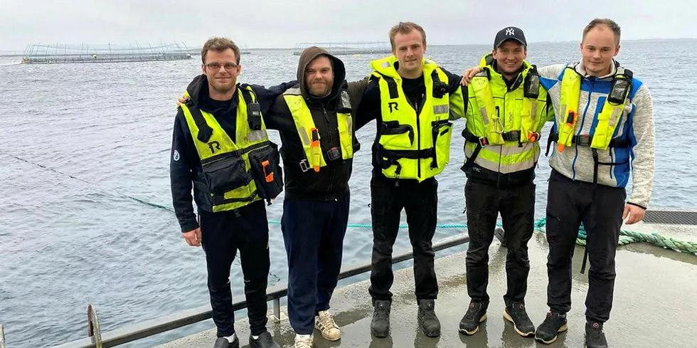 I alt åtte personer jobber på lokaliteten Valøyan i Frøya. Ytterst til høyre ser vi driftsleder Tom André Skånøy.