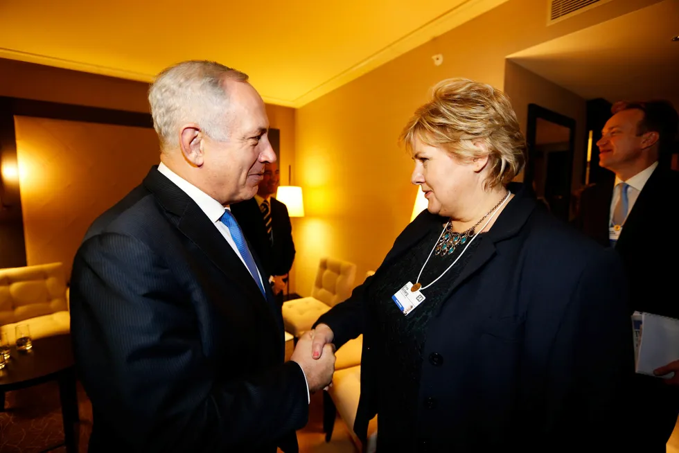 Statsminister Erna Solberg med Benjamin Netanyahu i Davos i 2014. Tidligere i år foreslo Netanyahu vaksinesamarbeid.