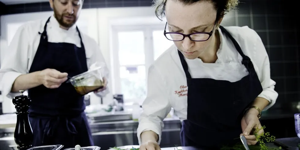 Bjørn Cameron Alexander og Olise Alexander driver Kavli Moen Gård i Eresfjord. Her tillager de en femretters middag, men ferske tall viser at nordmenn spiser mindre fisk. Foto:Hampus Lundgren