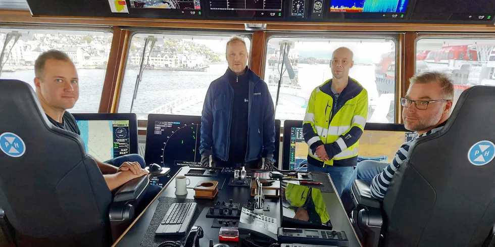 Fordel med ny rapportering av sikkerhetsrutiner også ombord på fiskebåten Rav, opplever (F.V.) styrmann Fredrik Arnø, direktoratets Kristian Torgrimsen og Jan Arvid Johansen, samt kaptein Jon-Arvid Pettersen.