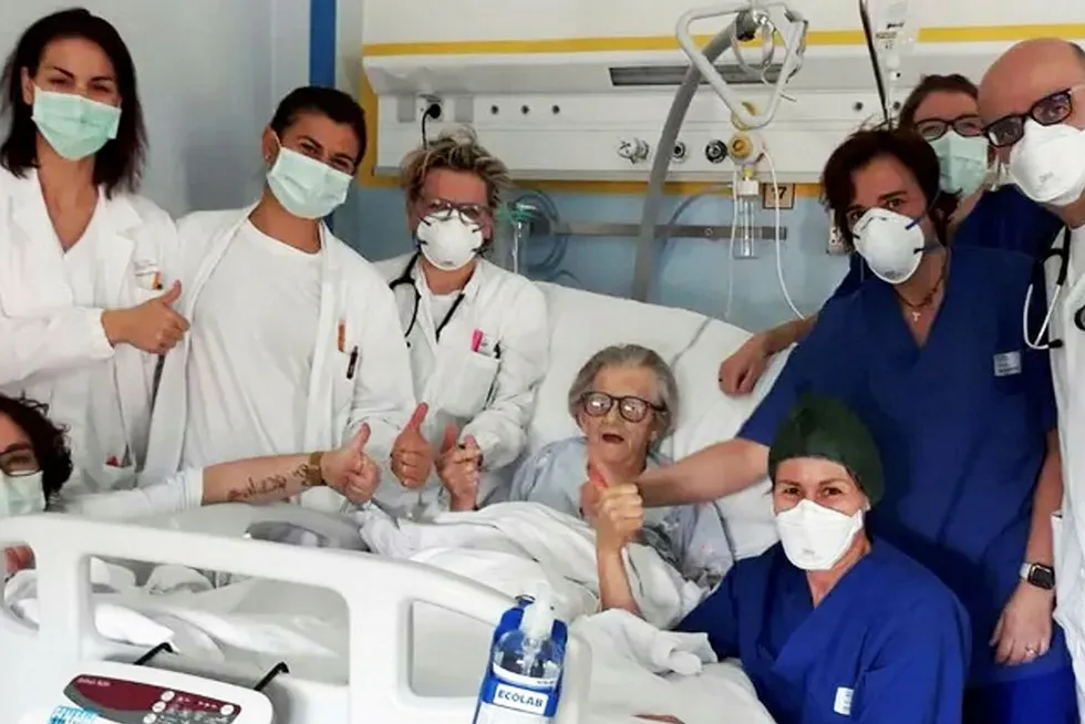 95 år gamle Alma Clara Corsini er den eldste hittil som har overlevd koronaviruset. Det ble feiret på et sykehus i Pavullo i Italia.