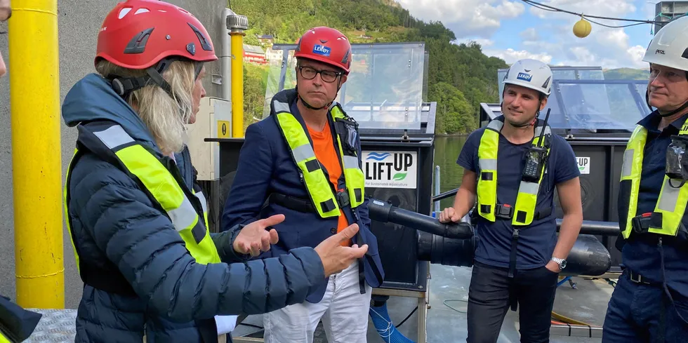 Fiskeri- og sjømatminister Odd Emil Ingebrigtsen på besøk hos Lerøy Sjøtroll ved lokaliteten Blom i Sørfjorden ved Osterøy i forbindelse med Lerøys satsing på slamoppsamling. Her sammen med daglig leder i Lerøy Sjøtroll, Nina Møgster, driftstekniker Trym Eidsnes og produktutvikler Jarle Ragnhilstveit i LiftUp.