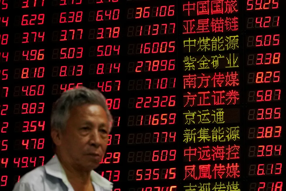 Det har vært en kraftig børsnedgang i Kina siden januar. Det pågår en dugnad for å stabilisere markedet og forhindre panikk.