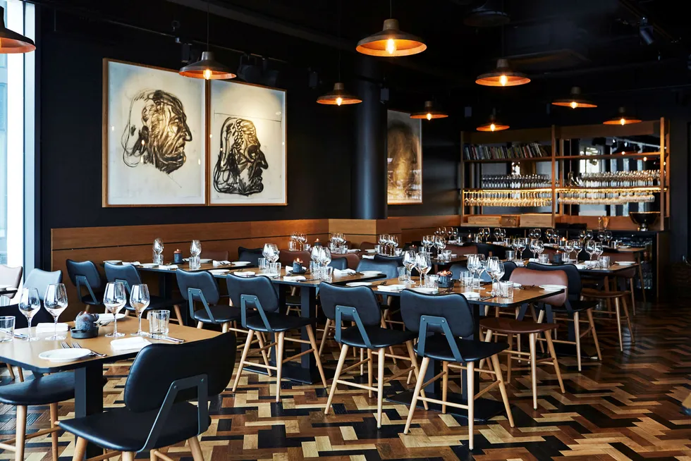 Fine lokaler. Restaurant Stock er stolte av kunsten sin – her tre kullportretter av Edvard Munch, signert Markus Brendmoe.