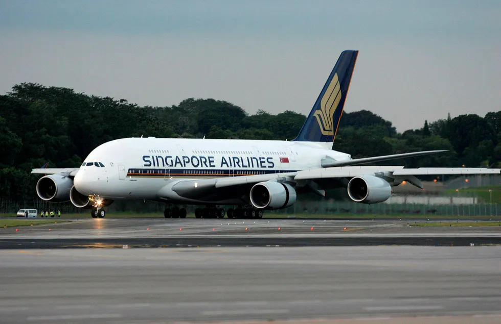 Et Airbus A380-fly fra Singapore airlines lander ved Changi flyplass i Singapore. Foto: AP / NTB scanpix.