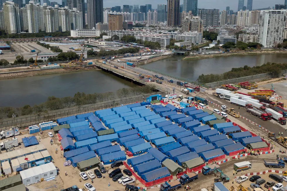 Kina er i ferd med å bygge nye isoleringssentre for koronasmittede ved storbyene, blant annet like ved Shenzhen. En av verdens største og mest moderne storbyer stenges nesten helt ned den neste uken.