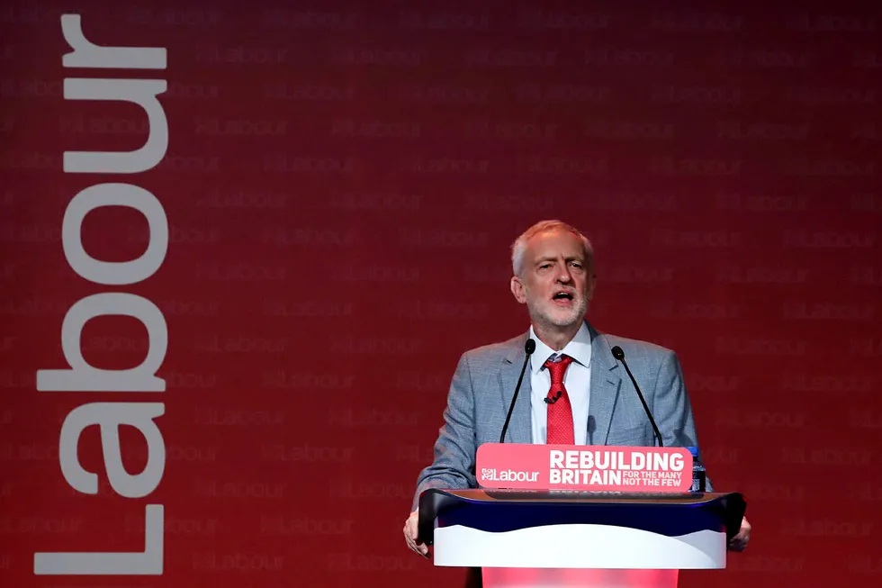Labour-leder Jeremy Corbyn har en stri jobb med å få delegatene på partiets landsmøte til å samles om en brexit-erklæring.