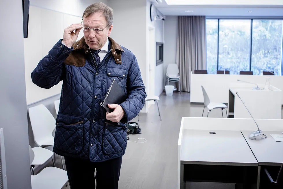 Høyre-politiker og advokat Morten Steenstrup som selv står oppført med inntekter på over 13 millioner i 2022 og tar 6800 kroner i timen, mener politikerne ikke bør blande seg inn i advokattimepriser.