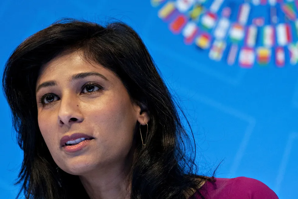 Sjeføkonom Gita Gopinath i Det internasjonale pengefondet (IMF) har oppjustert prognosene noe for verdensøkonomien for 2021.