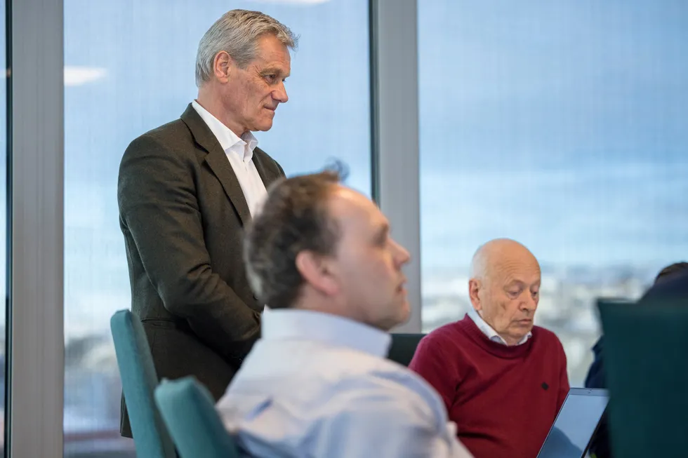 Advokat Sverre S. Tysland (til venstre), Harry Bøe og Odd Reidar Øie (til høyre) her avbildet under den andre ekstraordinære generalforsamlingen i NTS, i februar 2022. De samme tre var også på den fjerde, som ble arrangert tirsdag. Siden i februar er Øie kastet som styreleder, Bøe har sluttet som konsernsjef, mens advokat Tysland holder stand.