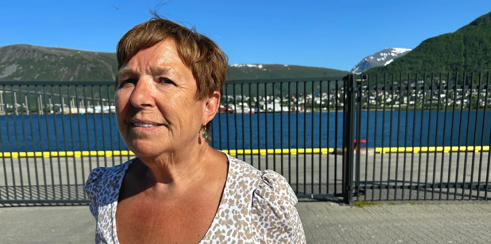 Daglig leder Bodil Johansen Holmen i Nord-Reker AS går hardt ut mot regelverket som gjelder for stenging av rekefelt i nord. Rekefabrikken hennes, som er den eneste av sitt slag som håndpiller også industrireker, ligger i Lurøy på Helgelandskysten, hvor flere rekefelt nå er stengte.