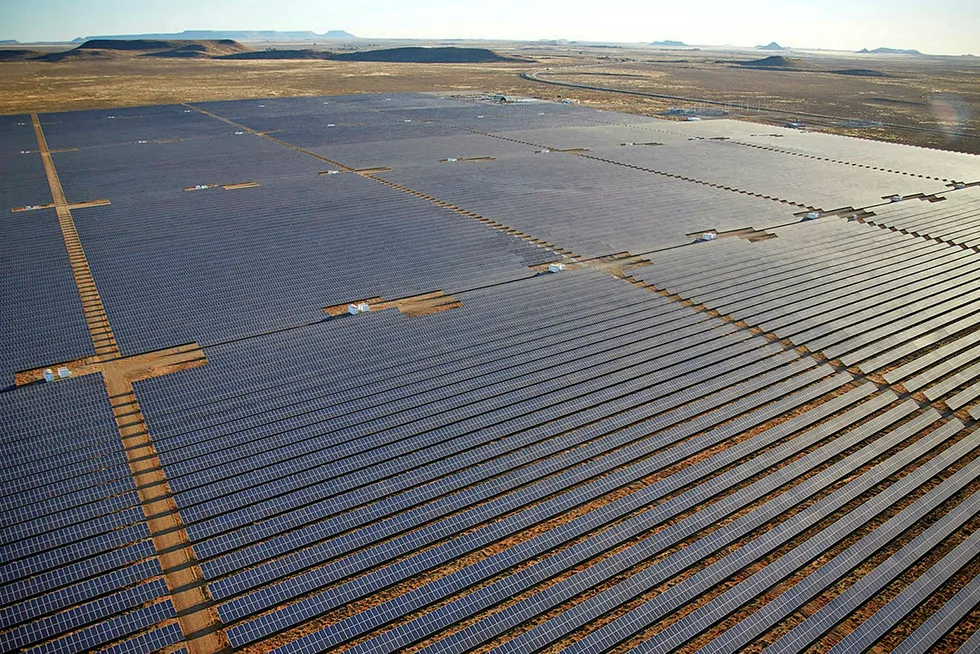 Solcelleanlegg i Kalkbult, Sør-Afrika, drevet av Scatec Solar og lokale partnere.