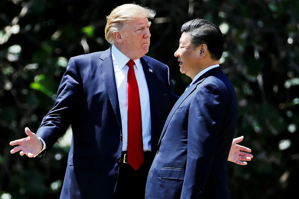 Donald Trump vil mandag starte en etterforskning av kinesiske regler for intellektuell eiendom, skriver Financial Times. Her med Kinas president Xi Jinping. Foto: Alex Brandon/AP/NTB Scanpix