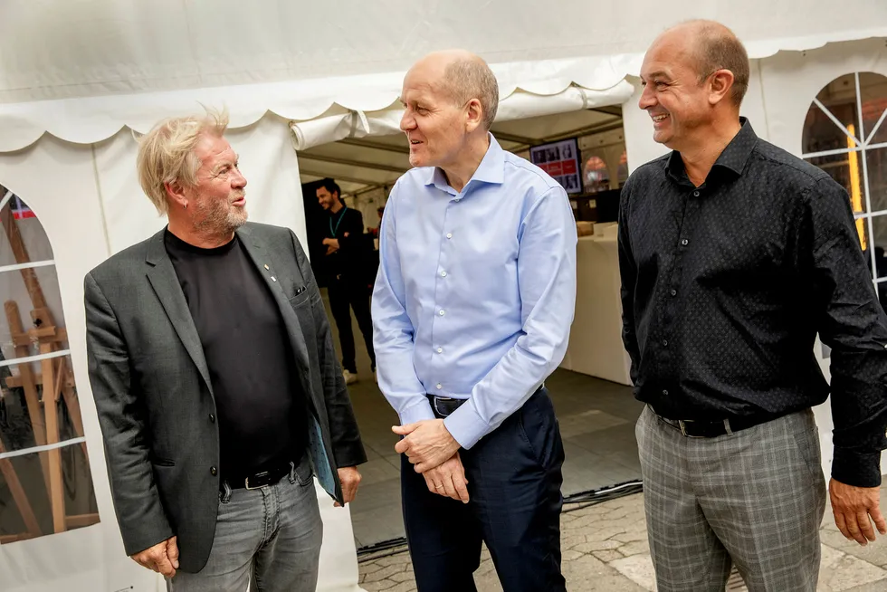 Fra venstre: Professor og leder for NTNU Digital Torbjørn Svendsen ved NTNU, konsernsjef Sigve Brekke i Telenor og prorektor Kenneth Fjell ved NHH.